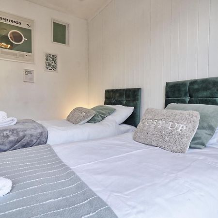 Beautiful Spacious Four Bedroom House With Parking For 2 Cars, 5 Minute Walk To Southend Station Exterior photo