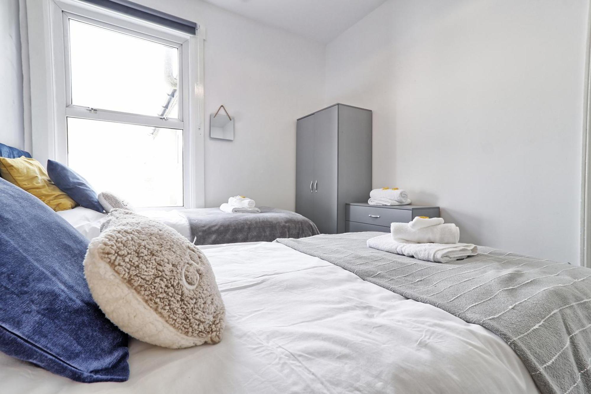 Beautiful Spacious Four Bedroom House With Parking For 2 Cars, 5 Minute Walk To Southend Station Exterior photo