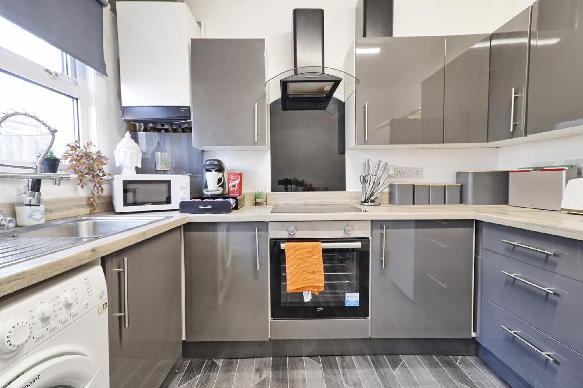 Beautiful Spacious Four Bedroom House With Parking For 2 Cars, 5 Minute Walk To Southend Station Exterior photo